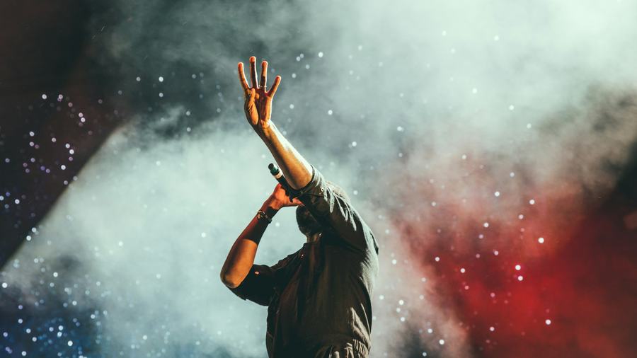 Vocalista ao vivo - Austin Neill / Unsplash